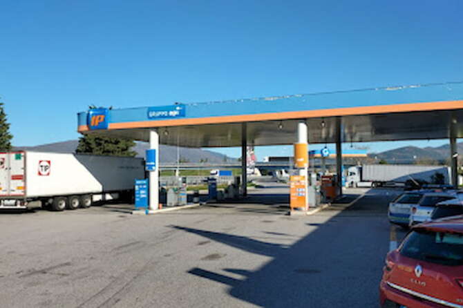 Aggredita e accoltellata nell’autogrilli Bisenzio, ex marito fermato per tentato omicidio