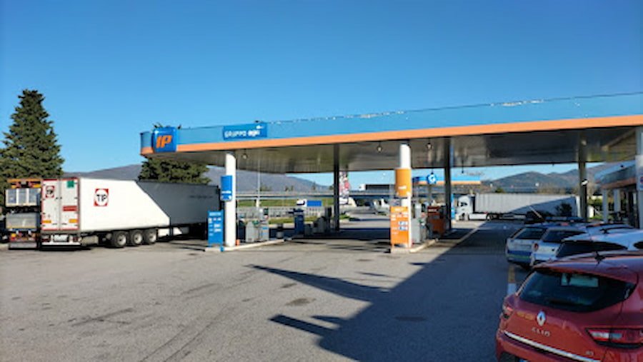 Aggredita e accoltellata nell’autogrilli Bisenzio, ex marito fermato per tentato omicidio