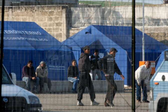 Scandalo Cpr, dopo Milano tocca a Potenza: migranti trattati “come scimmie”, maltrattati e storditi con psicofarmaci