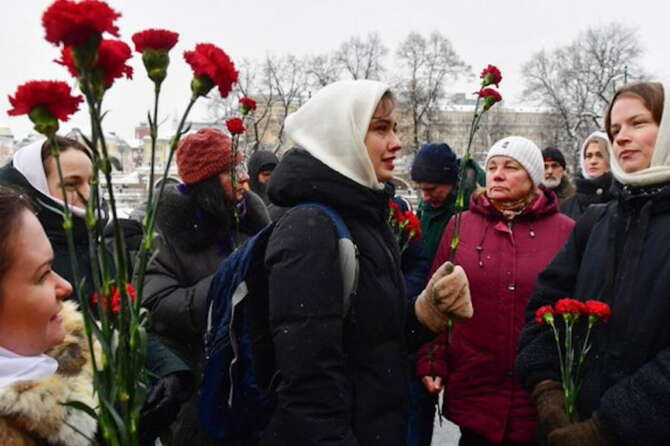 Cremlino: fiori e candele dalle mogli dei soldati russi per i mariti in guerra in Ucraina
