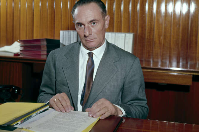 ©lapresse archivio storico varie anni ’50 Enrico Mattei nella foto: l’industriale Enrico Mattei alla sua scrivania BUSTA 10337