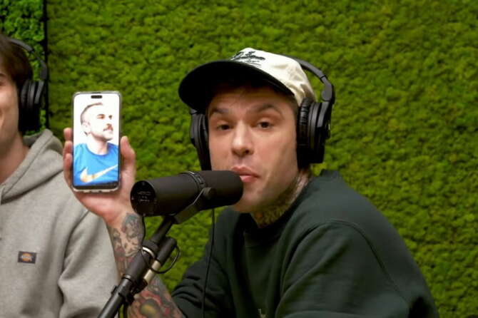 Fedez e gli insulti fuori bersaglio contro l’hater: “Ti vengo a prendere Davidone”, ma mette alla gogna Wazza