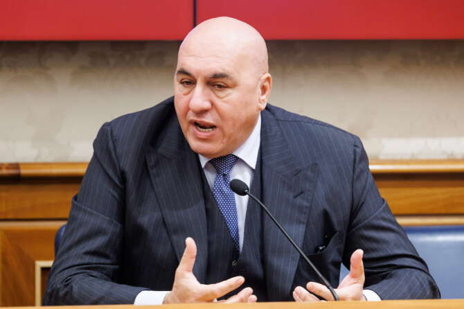 Crosetto evoca i carri armati di Putin in Italia e lancia i riservisti per l’esercito: “Siamo in una guerra ibrida”