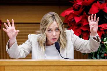 Un anno di governo Meloni, un anno di illusioni e menzogne della donna sola al comando