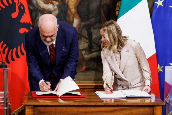 La destra vuole leggi speciali per togliere diritti ai migranti