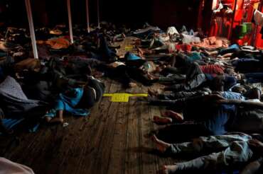 Open Arms fermata a Crotone, vittima del decreto spazzanaufraghi: accusati di aver ostacolato la Guardia costiera libica