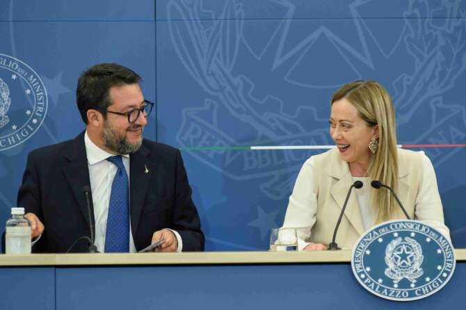 La passione del governo per i dittatori: Meloni regala 7 miliardi ad Al Sisi, Salvini esalta Putin