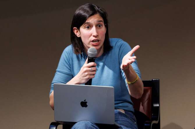 Seminario Pd Gubbio, Schlein tarda di un giorno (per il cinema): slogan da copione, le Europee restano in stand by