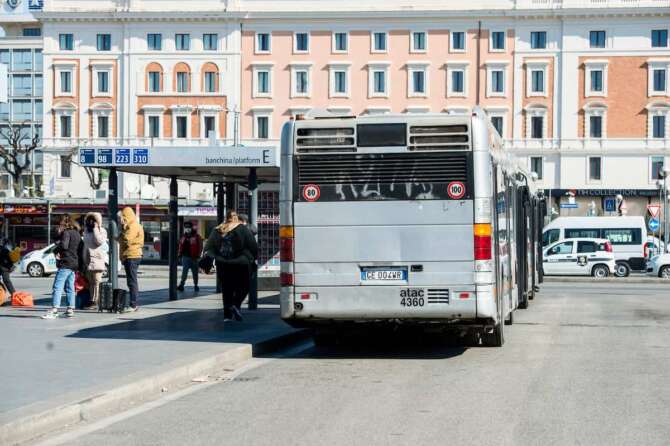 Sciopero 8 novembre, si ferma il trasporto pubblico (senza fasce di garanzia): le corse a rischio a Milano, Roma, Napoli