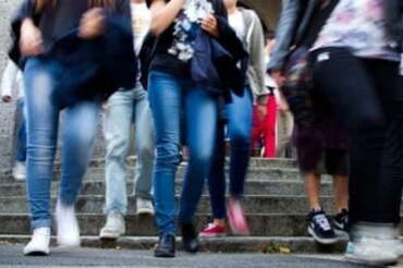 Rapita e incappucciata davanti scuola, incubo stupro per una 12enne: la ragazzina scaricata in un luogo isolato