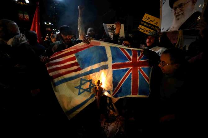 Perché aumentano gas e petrolio, le conseguenze degli attacchi degli Houthi dallo Yemen: la guerra del Mar Rosso