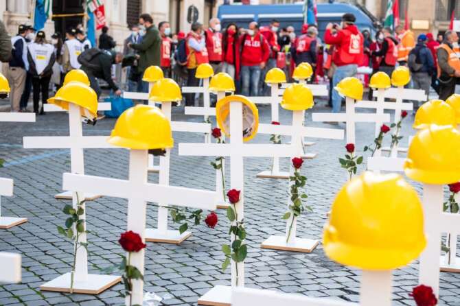 Foto Mauro Scrobogna /LaPresse 13-11-2021 Roma, Italia Manifestazione #BastaMortiSulLavoro promossa dai sindacati edili di Cgil Cisl Uil Nella foto: manifestazione dei lavoratori dell’edilizia per la sicurezza nei cantieri e la denuncia delle morti sul lavoro Photo Mauro Scrobogna /LaPresse Novembre 13, 2021  Rome, Italy #BastaMortiSulLavoro demonstration promoted by the construction unions of Cgil Cisl Uil In the photo: demonstration of construction workers for safety on construction sites and reporting of deaths at work