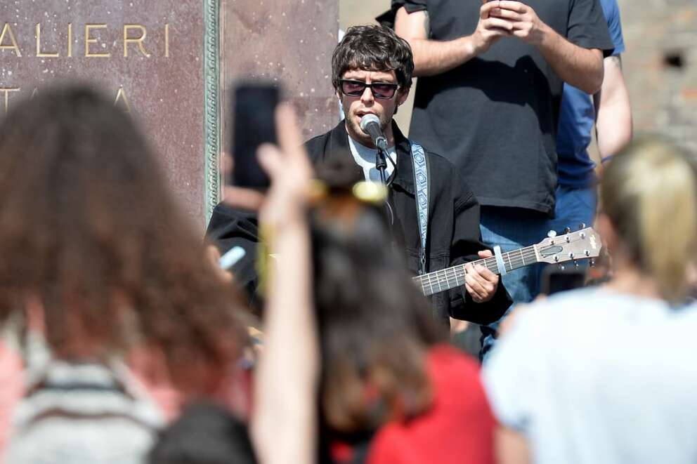 Foto LaPresse 10 maggio 2022 Torino, Italia Cronaca Eurovision: concerto improvvisato di Gazzelle in piazza Castello Nella foto: Gazzelle Photo LaPresse May 10, 2022 Turin, Italy News Eurovision: Gazzelle performs whit a flash mob live concert in piazza Castello In the picture: Gazzelle