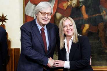 Foto Roberto Monaldo / LaPresse 02-11-2022 Roma (Italia) Politica Palazzo Chigi – Giuramento dei sottosegretari del governo Meloni Nella foto Vittorio Sgarbi, Giorgia Meloni 02-11-2022 Rome (Italy) Politics Chigi palace – Oath of the undersecretaries of the Meloni government In the pic Vittorio Sgarbi, Giorgia Meloni