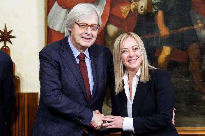 Foto Roberto Monaldo / LaPresse 02-11-2022 Roma (Italia) Politica Palazzo Chigi – Giuramento dei sottosegretari del governo Meloni Nella foto Vittorio Sgarbi, Giorgia Meloni 02-11-2022 Rome (Italy) Politics Chigi palace – Oath of the undersecretaries of the Meloni government In the pic Vittorio Sgarbi, Giorgia Meloni