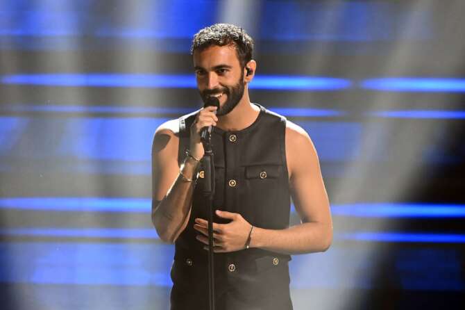 Foto Matteo Rasero/LaPresse 11 Febbraio 2023 Sanremo, Italia – Spettacolo – Sanremo, 73mo Festival della canzone italiana – Quinta serata. Serata Finale. Nella foto: Marco Mengoni – Due vite February 11, 2023 Sanremo, Italy – Entertainment – Sanremo, 73rd Italian Song Festival – Fifth evening. The Final. In the photo: Marco Mengoni – Due vite