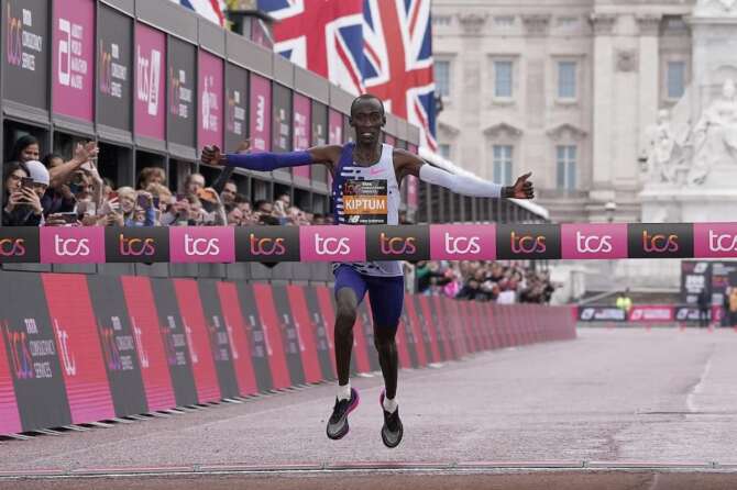 Kenya’s Kelvin Kiptum crosses the finish line to win the men’s race at the London Marathon in London, Sunday, April 23, 2023.(AP Photo/Alberto Pezzali) Associated Press/LaPresse Only Italy and Spain