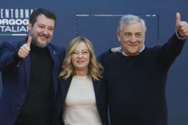 Foto Cecilia Fabiano/LaPresse 17 Dicembre 2023 Roma, Italia – Politica – Atreju 2023 , Finale con Giorgia Meloni alla festa di Fratelli D’Italia Nella foto: Giorgia Meloni , Antonio Tajani , Matteo Salvini December 17 , 2023 Roma, Italy – Politics – Politics – Atreju, final with Giorgia Meloni at Fratelli d’Italia event In the photo: Giorgia Meloni , Antonio Tajani , Matteo Salvini