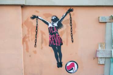 Foto Valentina Stefanelli/LaPresse 31 gennaio 2024 Roma, Italia – Cronaca – Murales di Laika per Ilaria Salis che spezza le catene. Nella foto: il murales su Via Malpighi angolo Via dei Villini vicino all’Ambasciata di Ungheria a Roma January 31, 2024 Rome, Italy – news – Laika murals for Ilaria Salis