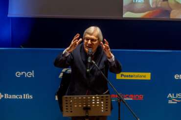 Perché Sgarbi si è dimesso da sottosegretario, l’attacco a Sangiuliano