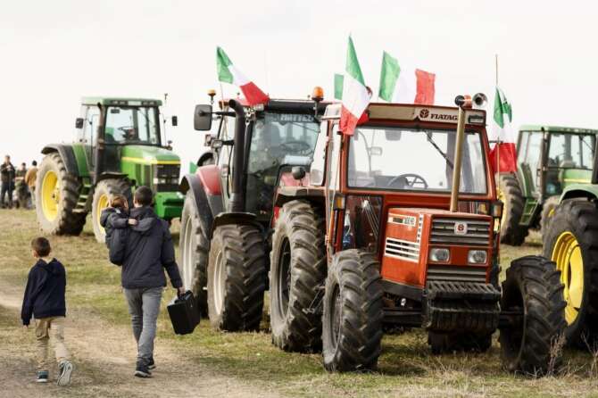 Foto Cecilia Fabiano/LaPresse 06 Febbraio 2024 Roma, Italia – Cronaca – Protesta dei Trattori Presidio degli agricoltori in attesa sulla via Nomentana alle porte di Roma Nella foto: gli agricoltrori nel campo sulla via Nomentana February 6, 2024 Roma, Italy – Tractor Protest, agricultural tractors near Rome in a camp on Nomentana road In the photo: the farmers