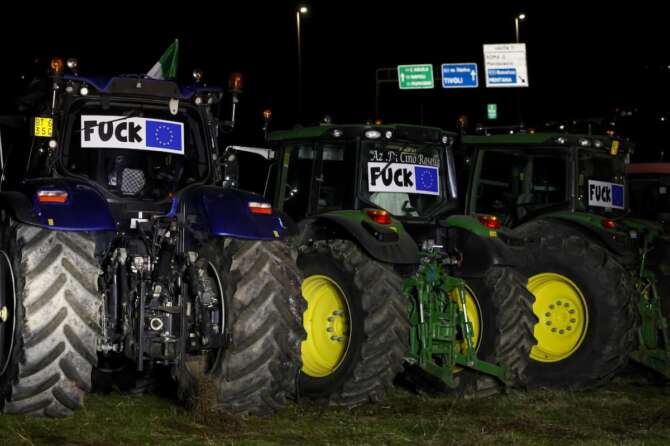 Foto Cecilia Fabiano/LaPresse 08 Febbraio 2024 Roma, Italia – Cronaca – Protesta dei Trattori Presidio degli agricoltori in attesa sulla via Nomentana alle porte di Roma Nella foto: gli agricoltori nel campo sulla via Nomentana February 8 , 2024 Roma, Italy – Tractor Protest, agricultural tractors near Rome in a camp on Nomentana road In the photo: the farmers