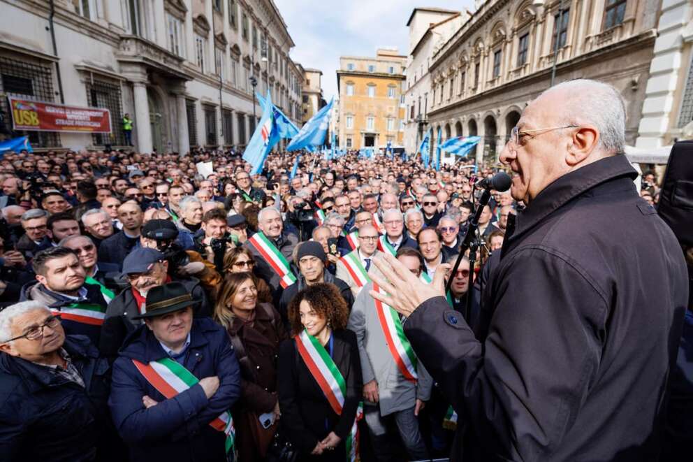 Foto Roberto Monaldo / LaPresse 16-02-2024 Roma Politica Manifestazione dei sindaci e degli amministratori locali del sud contro la legge sull’autonomia differenziata Nella foto Il Governatore della Campania Vincenzo De Luca durante la manifestazione a p.zza S.Apostoli 16-02-2024 Rome (Italy) Politics Demonstration of mayors and local administrators of southern Italy against the law on differentiated autonomy In the pic Vincenzo De Luca