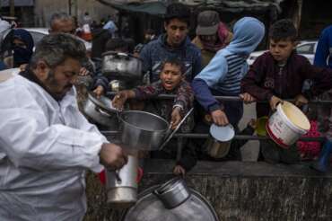 Palestinians line up for free food in Rafah, Gaza Strip, Friday, Feb. 23, 2024. An estimated 1.5 million Palestinians displaced by the war took refuge in Rafahor, which is likely Israel’s next focus in its war against Hamas.(AP Photo/Fatima Shbair) Associated Press / LaPresse Only italy and Spain