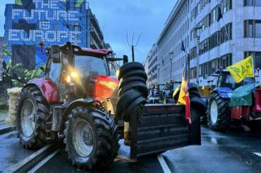 Trattori a Bruxelles: è guerriglia contro l’Unione Europea, blocchi e idranti nelle proteste per PAC e Green Deal