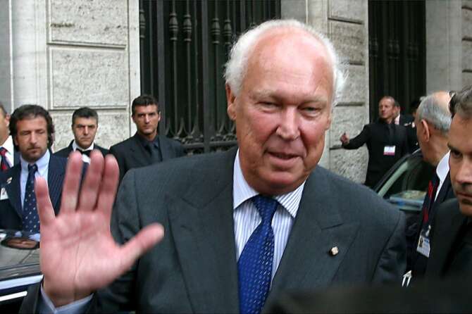© ROBERTO MONALDO/LAPRESSE 16-05-2003 ROMA POLITICA IL PRESIDENTE DEL SENATO RICEVE I SAVOIA A PALAZZO MADAMA NELLA FOTO VITTORIO EMANUELE ALLìUSCITA DA PALAZZO MADAMA