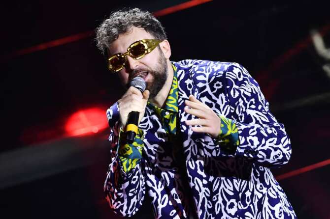 Dargen D’Amico, il rapper con gli occhiali da sole: a Sanremo con “Onda Alta”
