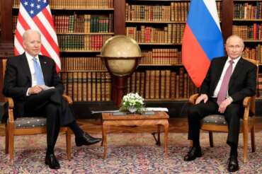 Guerre spaziali tra Russia e Stati Uniti, voci su Mosca pronta a inviare in orbita armi nucleari: il Cremlino smentisce