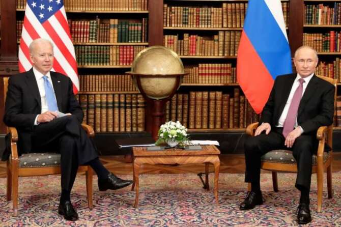 Guerre spaziali tra Russia e Stati Uniti, voci su Mosca pronta a inviare in orbita armi nucleari: il Cremlino smentisce