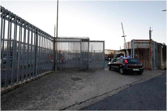 Cpr di Ponte Galeria, altra rivolta dei detenuti contro le condizioni disumane: materassi bruciati e persone sui tetti