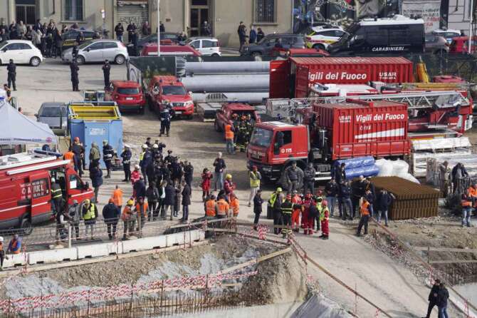 Crollo di una trave in un cantiere, è strage a Firenze