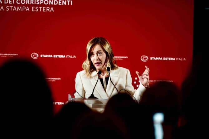 Studenti picchiati e assalto alla volante, Meloni dopo le parole di Mattarella: “Pericoloso delegittimare le forze dell’ordine”