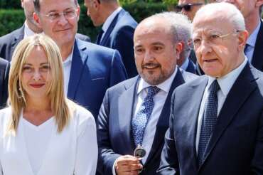 De Luca insulta Giorgia Meloni durante la manifestazione contro il governo