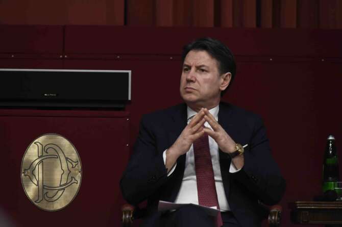 Perché Conte ha ritirato l’istanza contro Meloni, il giurì d’onore finisce in farsa