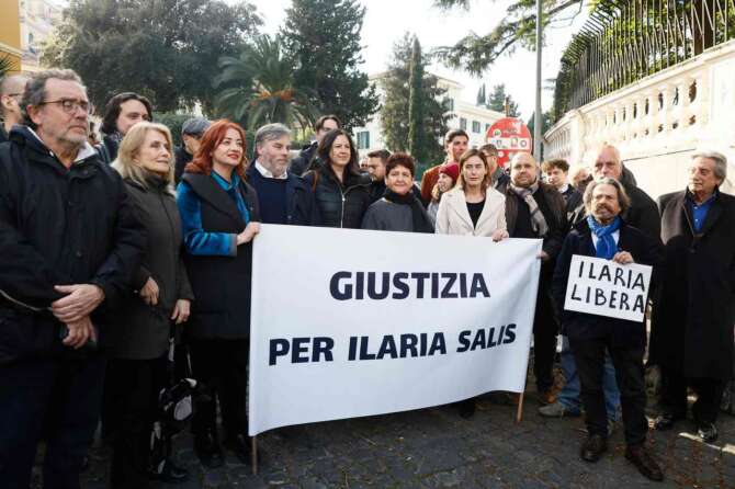 Foto Cecilia Fabiano/LaPresse 01 Febbraio   2024 Roma, Italia – Cronaca – Flash Mob davanti all’Ambasciata Ungherese per chiedere  la liberazione di Ilaria Salis  Nella foto: la manifestazione 
February 01, 2024 Roma, Italy – Demonstration to ask for the liberation of Ilaria Salis in front of Hungarian Embassy  In the photo: the demonstration