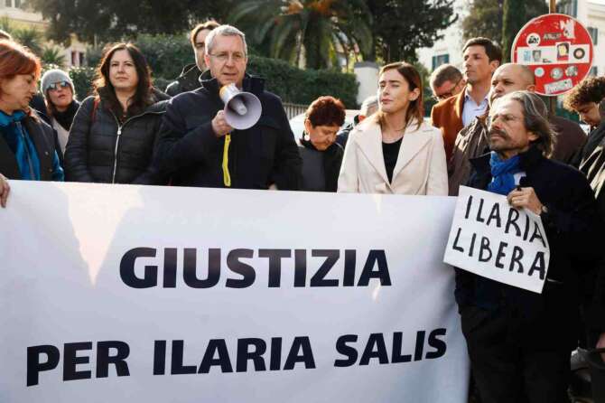 Foto Cecilia Fabiano/LaPresse 01 Febbraio   2024 Roma, Italia – Cronaca – Flash Mob davanti all’Ambasciata Ungherese per chiedere  la liberazione di Ilaria Salis  Nella foto: Mariaelena Boschi, Athos De Luca, Benedetto Della Vedova 
February 01, 2024 Roma, Italy – Demonstration to ask for the liberation of Ilaria Salis in front of Hungarian Embassy  In the photo: the demonstration