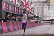 Kelvin Kiptum all’arrivo alla maratona di Londra