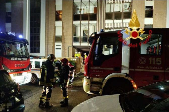 Incendio in una palazzina a Livorno: un morto e sei intossicati