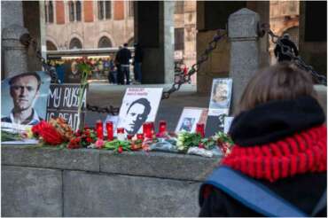 La linea ‘russa’ di Piantedosi: normale identificare chi porta fiori per ricordare Navalny