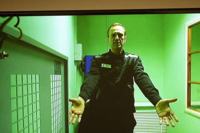 È morto Alexei Navalny, l’oppositore di Putin era in prigione: mistero sulle cause, scontro sulle responsabilità di Mosca