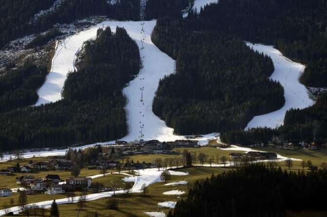 Piste sciistiche senza neve per il caldo inverno.