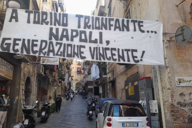 Striscione per la Gevi Napoli Basket ai Quartieri Spagnoli
