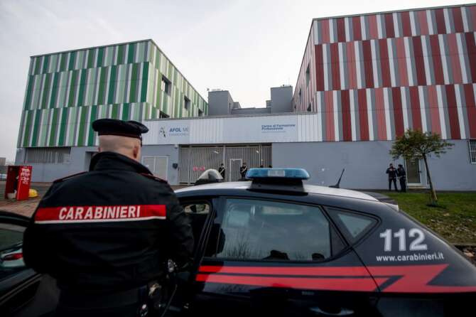 Studente di 15 anni accoltellato a scuola a Pieve Emanuele, ricoverato in codice rosso: fermato 17enne
