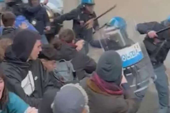 Studenti manganellati a Pisa: trasferita la dirigente del Reparto Mobile
