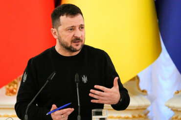 Zelensky annuncia la sua lista di “putinisti” italiani: da Kiev chiede di “zittirli” e di “cancellare i visti”