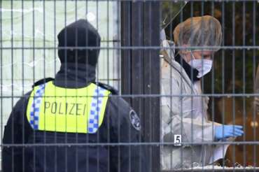 FOTO DI REPERTORIO Investigators and forensic experts stand outside a Jehovah’s Witness building in Hamburg, Germany Friday, March 10, 2023. Shots were fired inside the building used by Jehovah’s Witnesses in the northern German city of Hamburg on Thursday evening, with multiple people killed and wounded, police said. (Jonas Walzberg/dpa via AP) Associated Press/LaPresse Only Italy and Spain